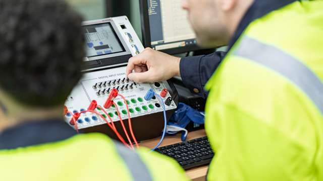 Jak dobrać odpowiedni sterownik PLC do linii produkcyjnej i 3 najczęstsze błędy popełniane przy modernizacji systemów automatyki przemysłowej
